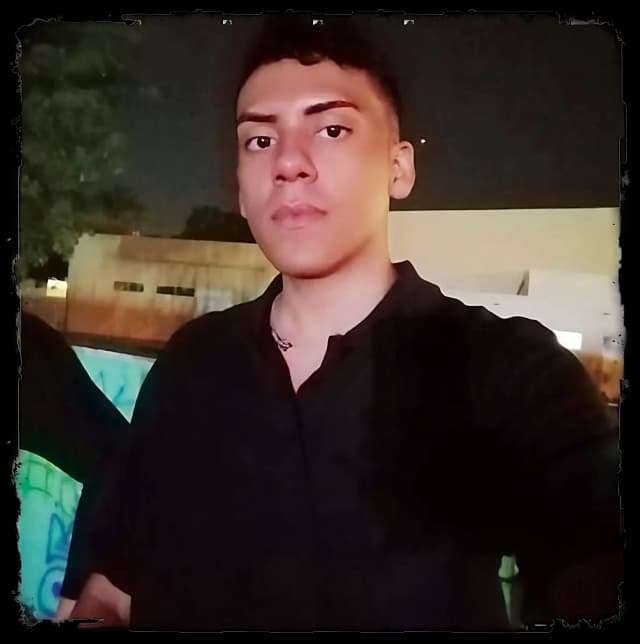 Fotografía con la foto de Juan Ayala